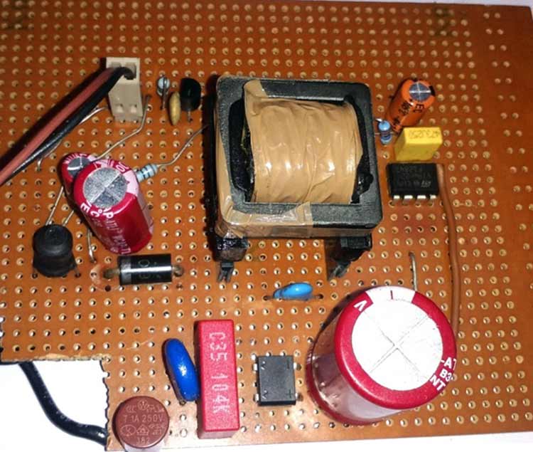 使用VIPer22A的12V 1A电源电路设计