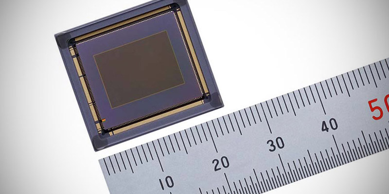 Canon’s CMOS sensor eliminates the need for image synthesis.