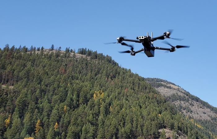 Used once each nightfall, drones are the safer tool for firefighters. In dense forests, helicopters and small planes are not the best options.