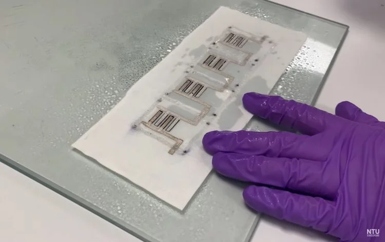 This strechable battery is attached to a sweat-absorbent textile. The textile can be attached to a wearable device.