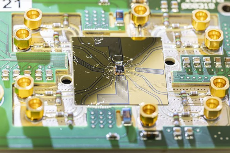 Shown here is the semiconductor quantum chip with quantum bus, the result of the JARA cooperation of Jülich Research Institute and RWTH Aachen University.