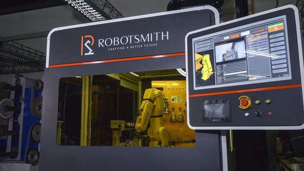 图2 : 工研院近年来也开发出专用于机器人研磨抛光的系统整合品牌RoboSmith，包含「EzSim机器人数位模拟软体」等3款加值智慧软体，可让工业机器人学习到老师傅的研抛精髓，转变成为机器数位职人。（source：ITRI）