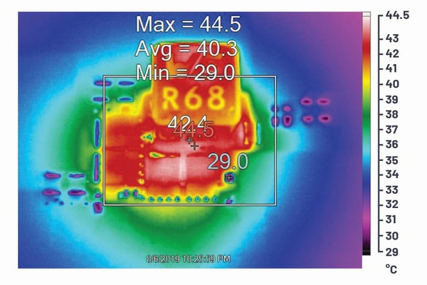 图4 : 在自然对流冷却、沒有空气流动的情况下，VIN为12 V、VOUT为3.3 V，电流为20 A时，转换器的热图像。