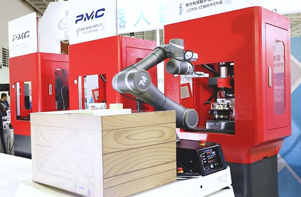 图2 : 机械加工应用 (搭配使用PMC AGV)。 (Source：达明)