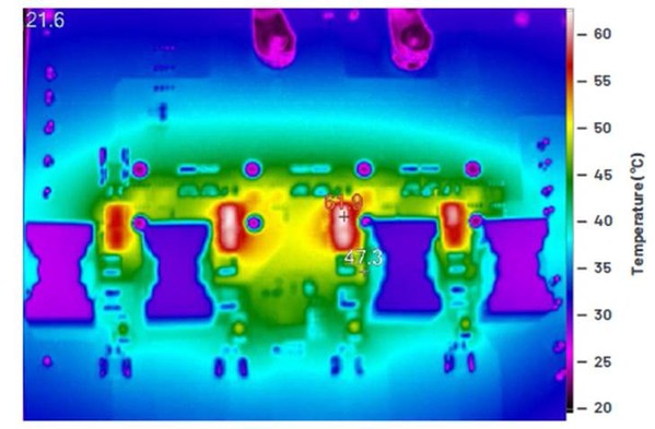 图6 : 在对流冷却（无空气流动）情况下，基于LT8551的展示电路的热影像。25 A时，VIN = 24 V, VOUT = 48 V 。