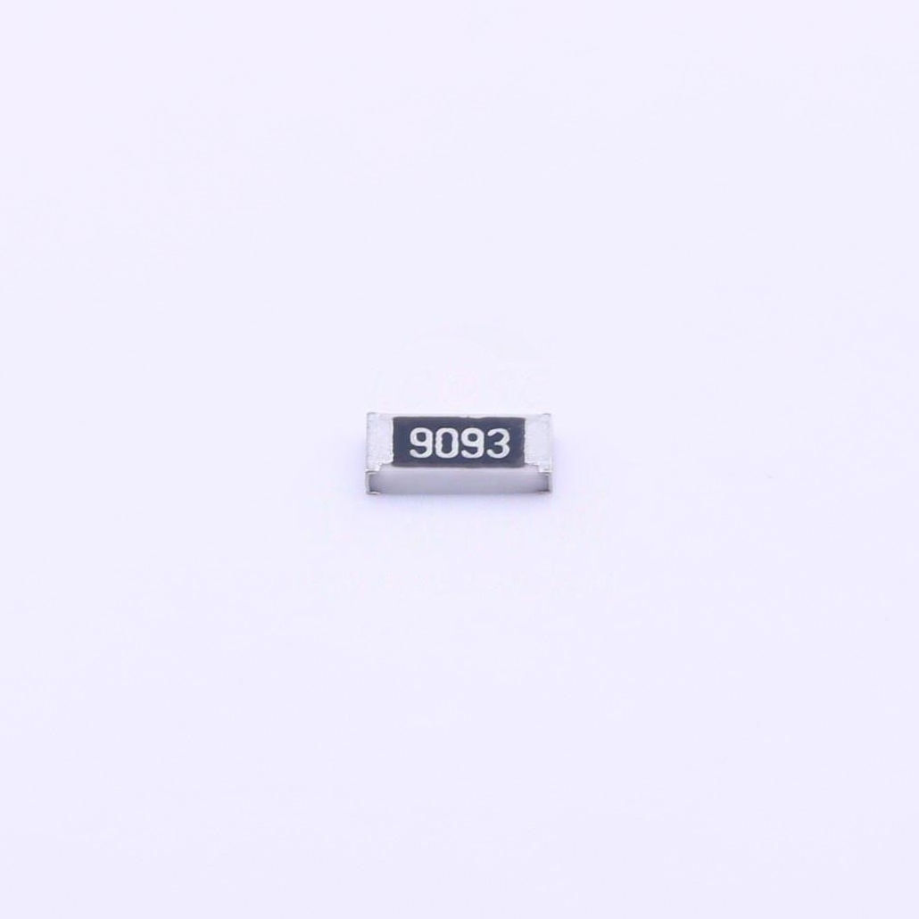 895